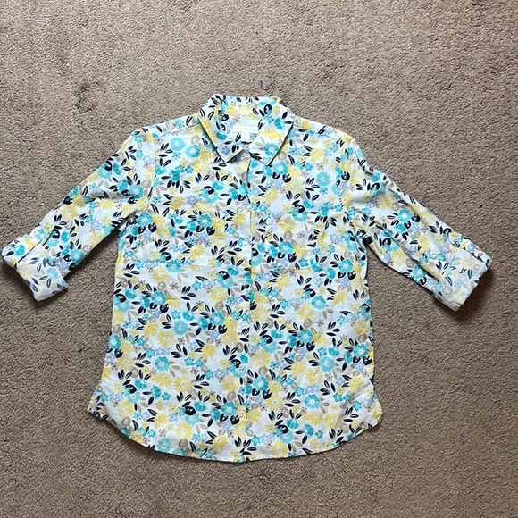 Charter Club woman’s floral button up top. Two front pockets.  Sleeves roll up. - Picture 1 of 13